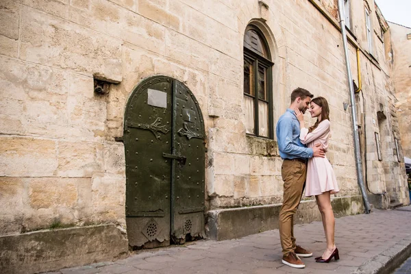 Pareja Jóvenes Turistas Abrazando Mientras Que Pie Cerca Viejo Castillo — Foto de Stock