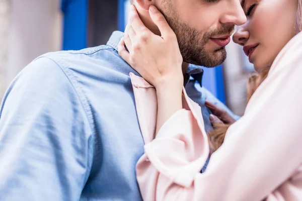 Corte Vista Mulher Jovem Abraçando Beijando Namorado Rua — Fotografia de Stock