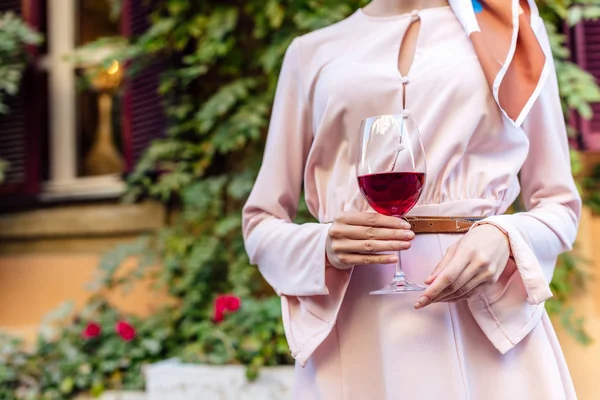 Gedeeltelijk Uitzicht Vrouw Met Glas Rode Wijn Terwijl Buurt Van — Stockfoto
