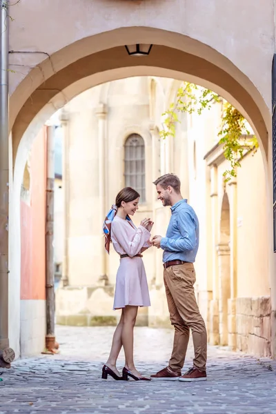 Vista Lateral Del Hombre Haciendo Propuesta Matrimonio Novia Mientras Que —  Fotos de Stock