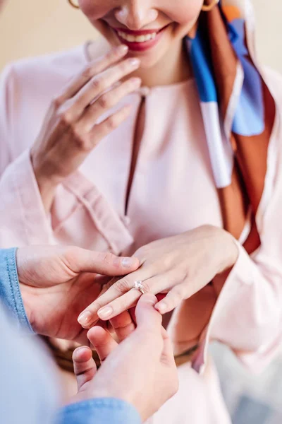 Mann Legt Ehering Finger Von Glücklicher Freundin — Stockfoto