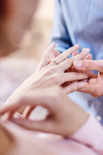 Vista Ritagliata Uomo Mettendo Fede Nuziale Dito Della Fidanzata — Foto Stock