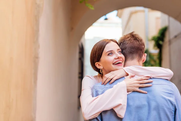 Tiro Panorâmico Feliz Jovem Mulher Abraçando Namorado — Fotografia de Stock