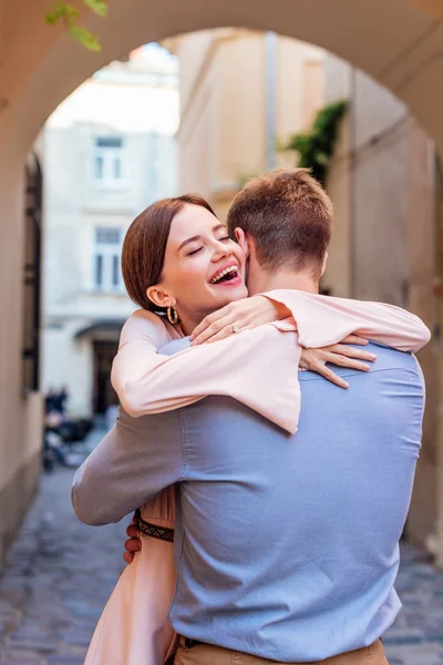 Feliz Joven Mujer Abrazando Novio Calle Con Los Ojos Cerrados — Foto de Stock