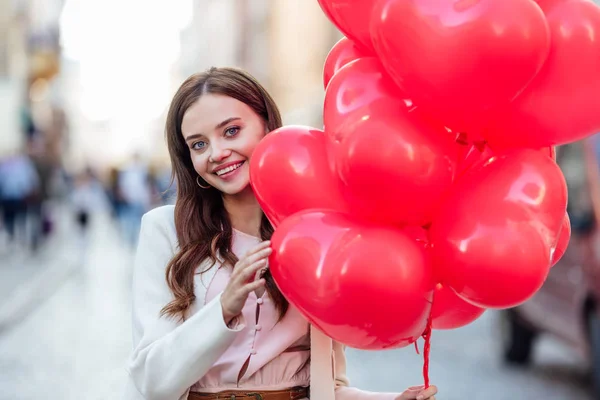 Menina Bonita Sorrindo Para Câmera Enquanto Segurando Pacote Balões Forma — Fotografia de Stock