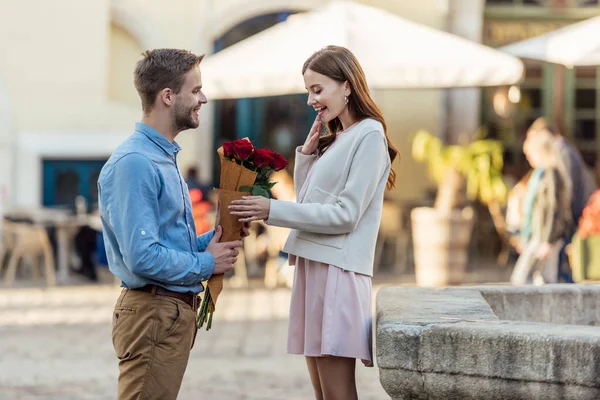 Ευτυχισμένος Άνθρωπος Παρουσιάζει Μπουκέτο Τριαντάφυλλα Στην Όμορφη Φίλη Του Στο — Φωτογραφία Αρχείου