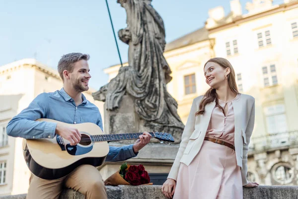 Handsome Man Playing Guitar Happy Girlfriend Monument — Stock Photo, Image
