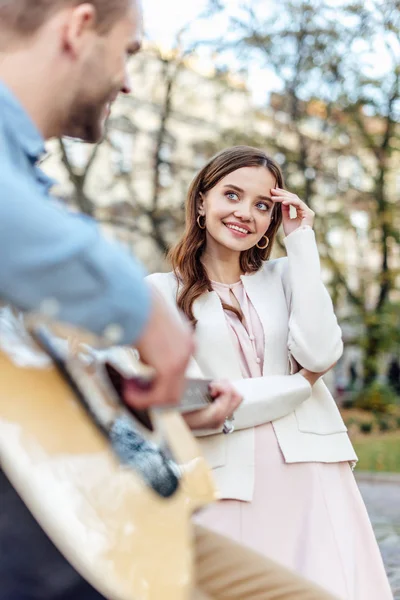 Selective Focus Pretty Happy Girl Looking Boyfiend Playing Guitar Street — Stock Photo, Image