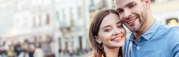 Tiro Panorâmico Casal Sorridente Turistas Tomando Selfie Rua — Fotografia de Stock