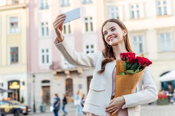 Cheerful Girl Holding Bouquet Red Roses Taking Selfie Street — Stock Photo, Image