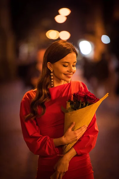 Красива Усміхнена Дівчина Перлових Сережках Тримає Букет Червоних Троянд Вулиці — стокове фото