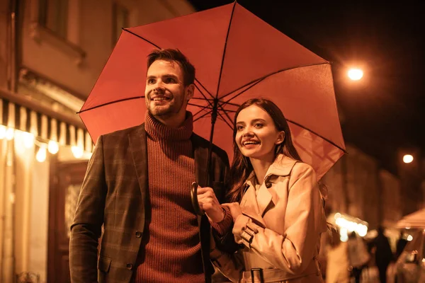 Couple Heureux Tenue Automne Marchant Sous Parapluie Long Rue Soir — Photo