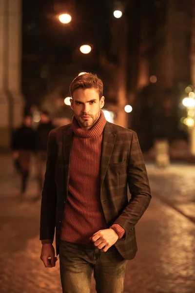 Handsome Confident Man Autumn Outfit Looking Camera While Walking Evening — Stock Photo, Image