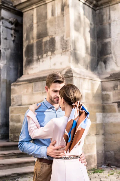 Heureux Couple Élégant Touristes Embrassant Tout Marchant Dans Rue — Photo