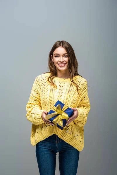 Chica Feliz Suéter Amarillo Sosteniendo Presente Aislado Gris — Foto de Stock