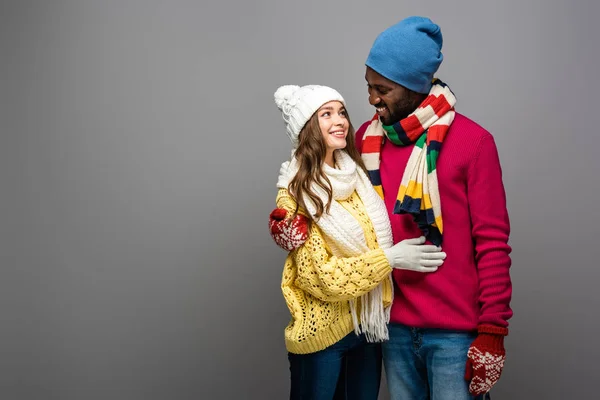 Sorrindo Casal Interracial Roupa Inverno Abraçando Fundo Cinza — Fotografia de Stock