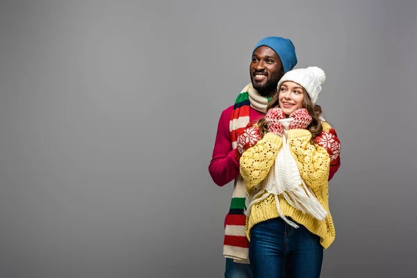 Šťastný Mezirasový Pár Zimním Oblečení Objímání Šedém Pozadí — Stock fotografie