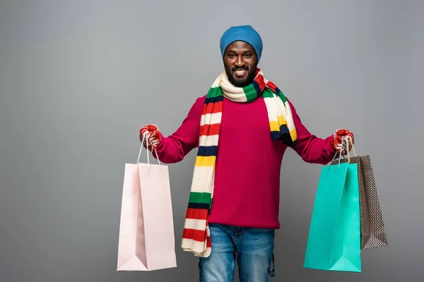 Hombre Afroamericano Feliz Traje Invierno Con Bolsas Compras Sobre Fondo —  Fotos de Stock