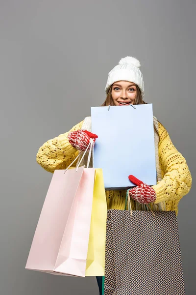 Mujer Feliz Traje Invierno Con Bolsas Compras Sobre Fondo Gris —  Fotos de Stock