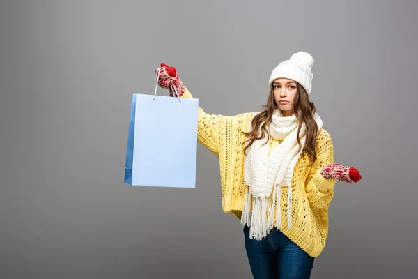 Mulher Triste Roupa Inverno Com Saco Compras Fundo Cinza — Fotografia de Stock