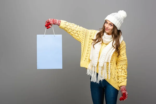 Glimlachende Vrouw Winteroutfit Met Boodschappentas Grijze Achtergrond — Stockfoto