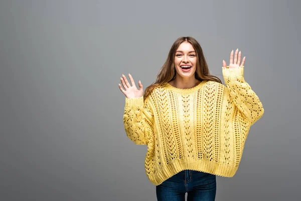 Mujer Feliz Excitada Suéter Amarillo Sobre Fondo Gris — Foto de Stock