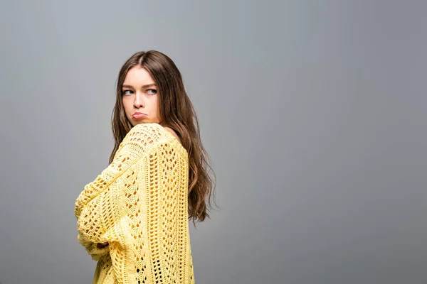 Vista Lateral Mulher Ofendida Suéter Amarelo Com Braços Cruzados Fundo — Fotografia de Stock