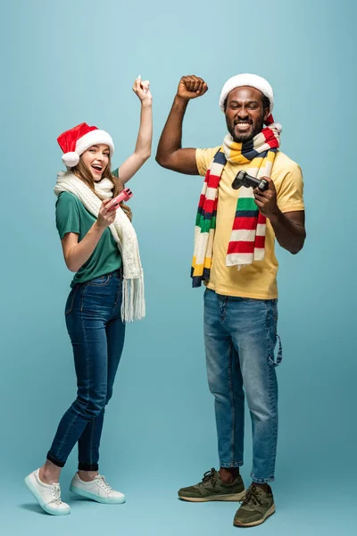 Kyiv Ukraine August 2019 Excited Interracial Couple Santa Hats Scarves — Stock Photo, Image