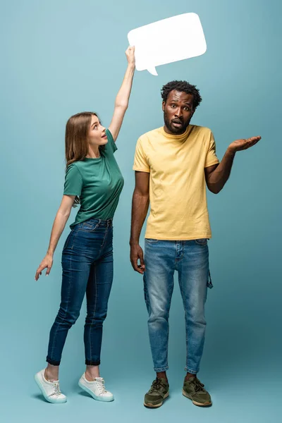 Girl Holding Speech Bubble Confused African American Man Showing Shrug — Stock Photo, Image