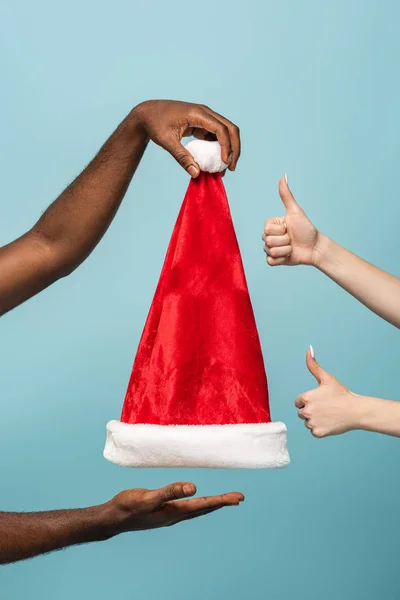 Vista Recortada Pareja Interracial Sosteniendo Sombrero Santa Mostrando Los Pulgares — Foto de Stock