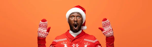 Sorprendido Hombre Afroamericano Sombrero Santa Mitones Suéter Navidad Aislado Naranja — Foto de Stock