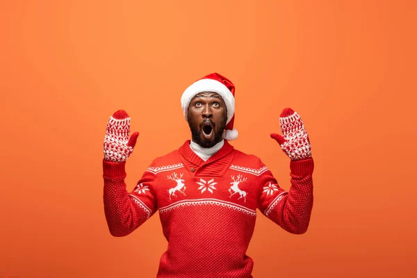 Geschokt Afrikaan Amerikaanse Man Santa Hoed Wanten Kerst Trui Oranje — Stockfoto