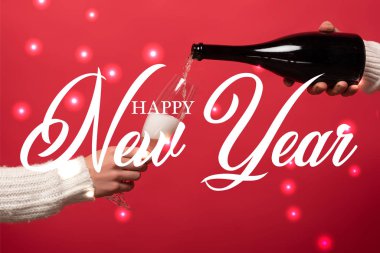 Şampanyayı şişeden kırmızı bardağa dolduran yeni yıl harfi...