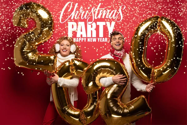 新年を迎える冬の衣装に身を包んだ美しいカップル2020年黄金の風船クリスマスパーティーと新年の手紙 — ストック写真