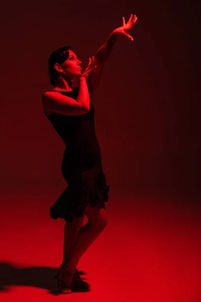 Όμορφη Χορεύτρια Μαύρο Φόρεμα Εκτελεί Ταγκό Σκούρο Φόντο Κόκκινο Φωτισμό — Φωτογραφία Αρχείου