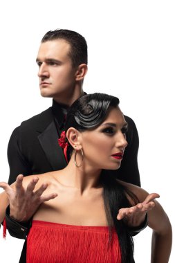 Tarz sahibi, şehvetli dansçılar, beyazlar üzerinde tango yaparken farklı taraflara bakıyorlar.
