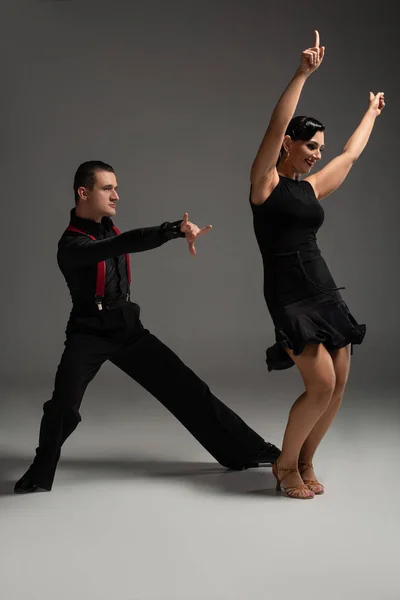 Sensual Pareja Bailarines Ropa Negra Realizando Tango Sobre Fondo Gris —  Fotos de Stock