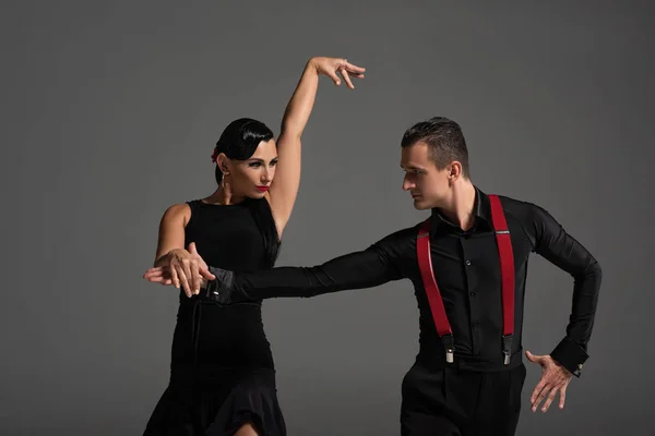 Elegante Casal Dançarinos Olhando Uns Para Outros Durante Realização Tango — Fotografia de Stock