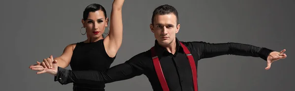 Plano Panorámico Bailarines Elegantes Mirando Cámara Mientras Realizan Tango Aislado —  Fotos de Stock