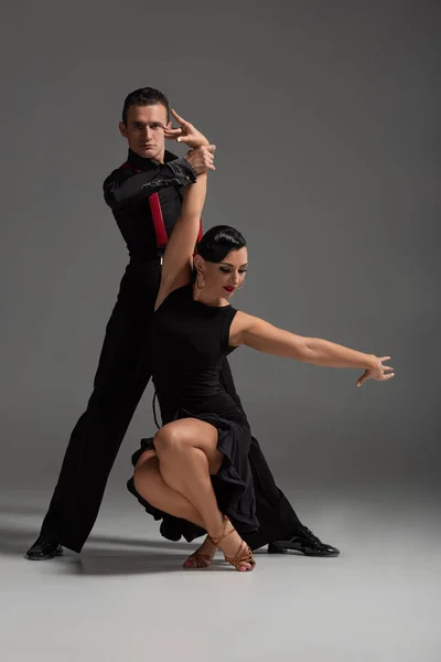 Passionele Dansers Zwart Elegante Kleding Dansen Tango Grijze Achtergrond — Stockfoto