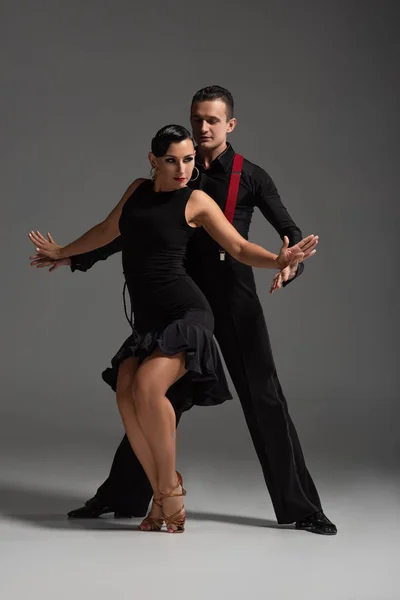 Sensual Pareja Bailarines Ropa Negra Elegante Realizando Tango Sobre Fondo — Foto de Stock