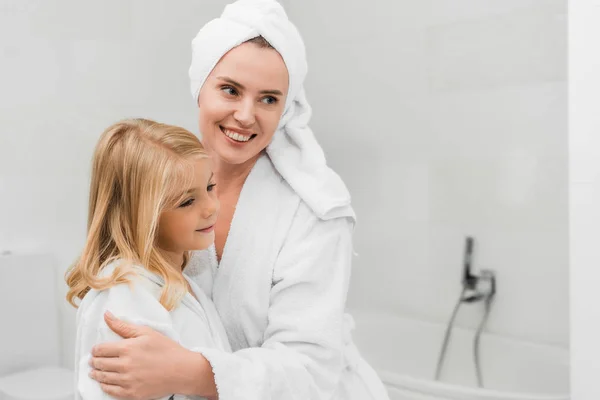 Feliz Madre Tocando Linda Hija Cuarto Baño —  Fotos de Stock