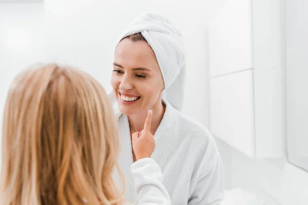 Vista Posterior Del Niño Aplicando Crema Cosmética Cara Madre Feliz — Foto de Stock