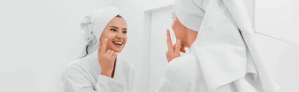 Tiro Panorámico Mujer Feliz Aplicando Crema Cosmética Cara Limpia — Foto de Stock