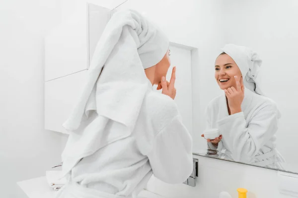 Mulher Feliz Aplicando Creme Cosmético Banheiro — Fotografia de Stock