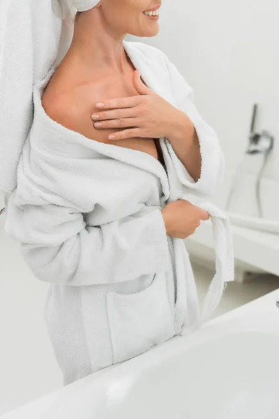 Vista Cortada Mulher Alegre Roupão Banho Tocando Corpo Banheiro — Fotografia de Stock