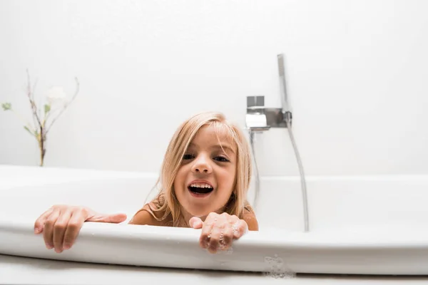 Niño Feliz Tomando Baño Riendo Casa — Foto de Stock