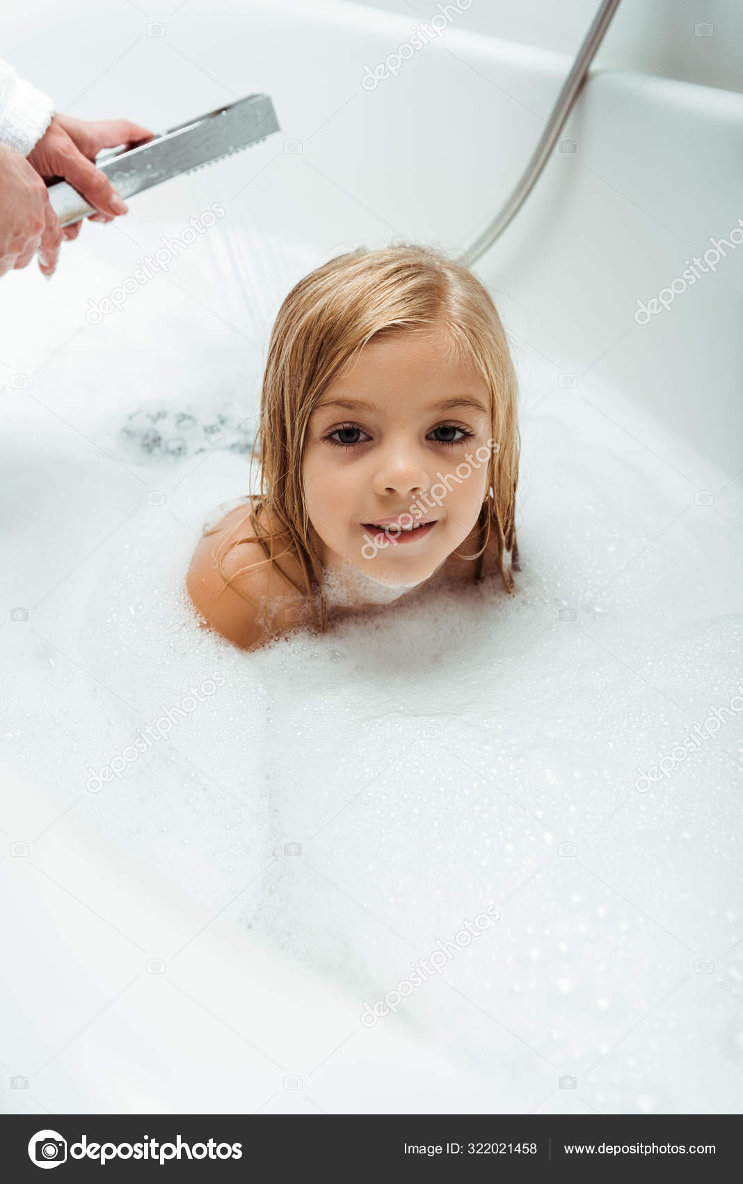 洗澡间里的小女孩 小女孩在用泡沫泡的浴缸里洗澡. — 图库照片©kapinosova＃322614774