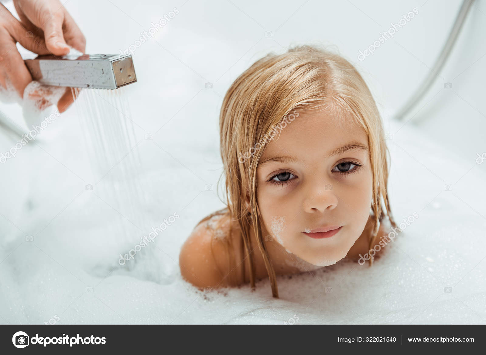 小男孩在洗澡高清摄影大图-千库网