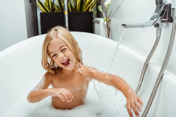 Pozitív Meztelen Gyermek Fürdés Fürdőkáddal Hab Otthon — Stock Fotó